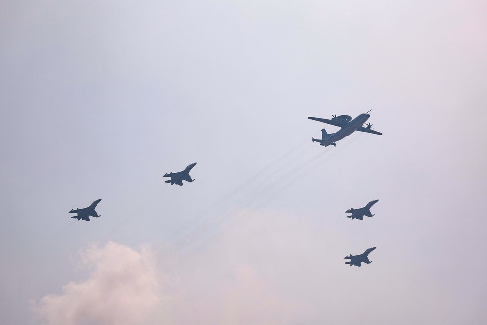 Aeronaves de alerta aéreo antecipado e controle (AEW&C) KJ-500A e caças a jato Shenyang J-16 sobrevoam a Praça da Paz Celestial, na China — Foto: REUTERS/Tingshu Wang