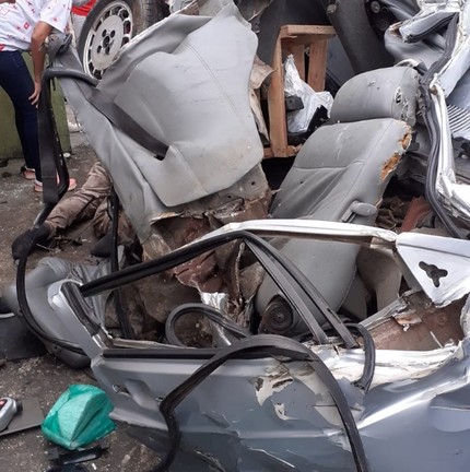 Carro ficou destruído após acidente