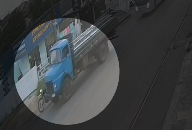 Mulher morre após moto ser arrastada por caminhão durante ultrapassagem irregular na Grande Curitiba