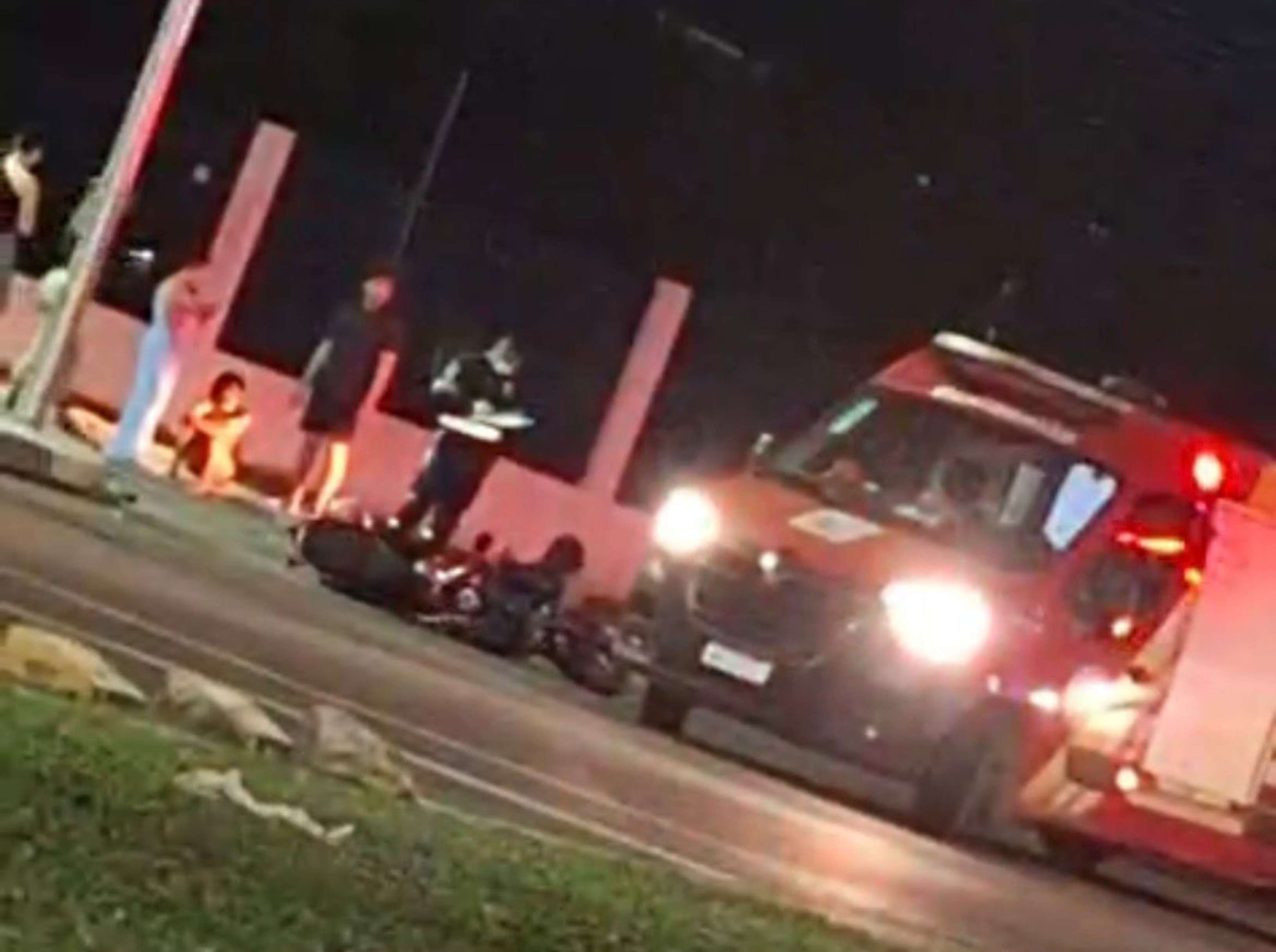 Operador de máquina fica ferido após bater em caminhonete parada no semáforo em Boa Vista