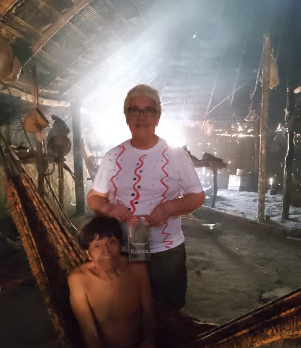 Sorino Yanomami e Maria Silva, missionária católica, na comunidade Catrimani na Terra Yanomami em 2024 — Foto: Divulgação/Diocese de Roraima