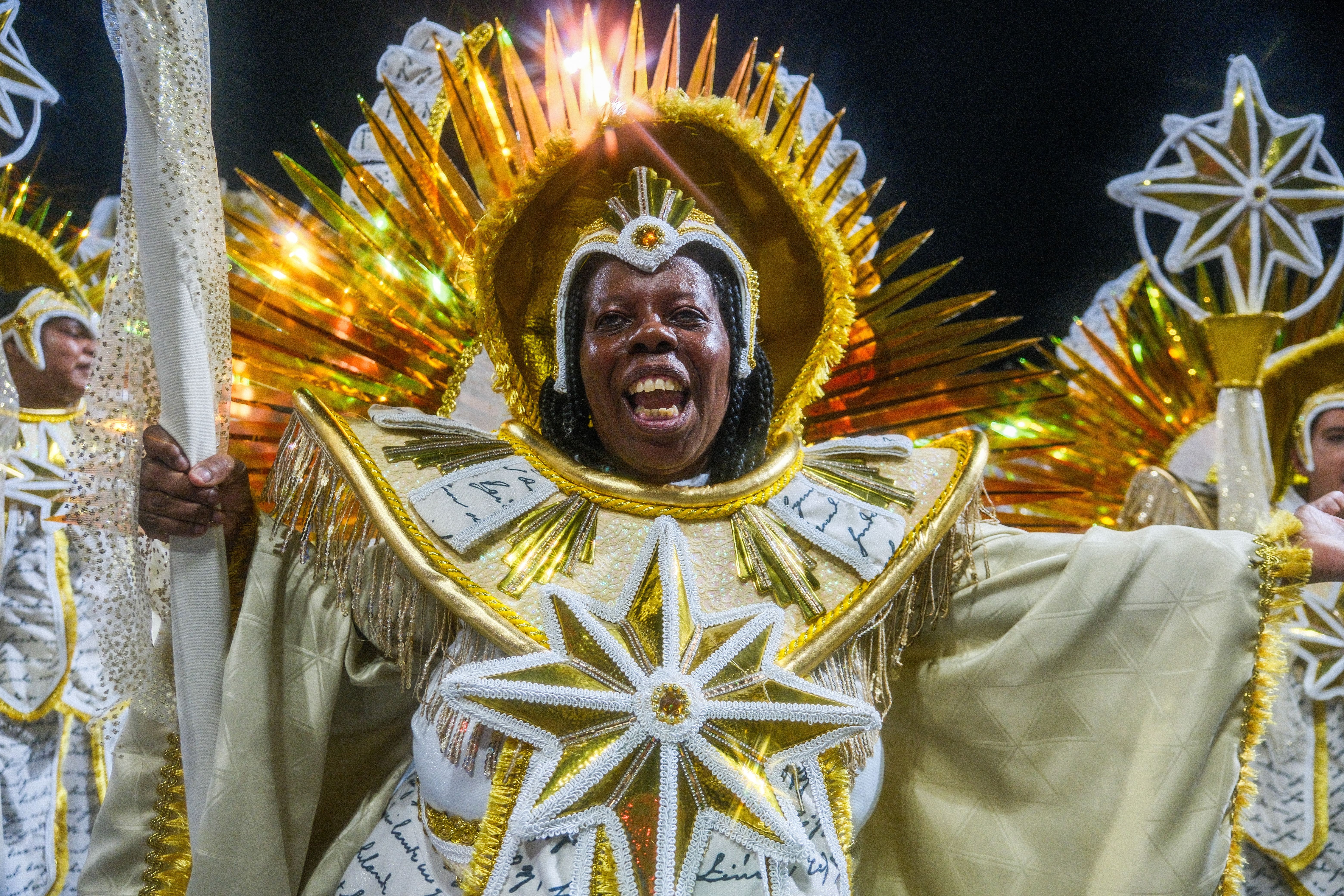 Cantando paixão de Chico Xavier por Uberaba, Tom Maior fica em 6° lugar no carnaval de São Paulo