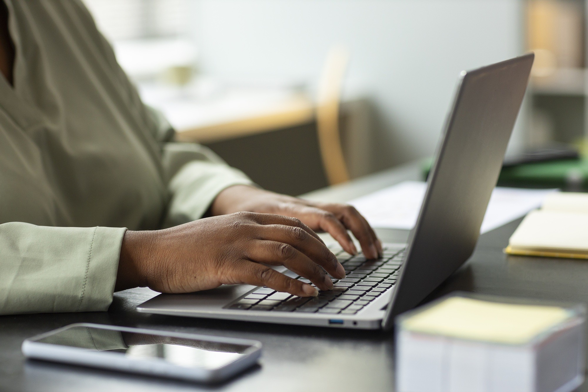 Campanha oferece 2 mil bolsas de estudo para profissionais negros no RN; veja oportunidades