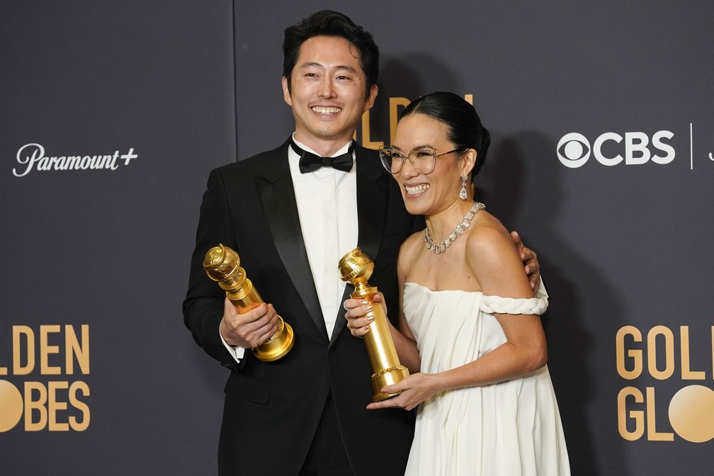 Steven Yeun e Ali Wong ganharam o Globo de Ouro 2024 por suas atuações em 'Treta' — Foto: Chris Pizzello/AP Photo