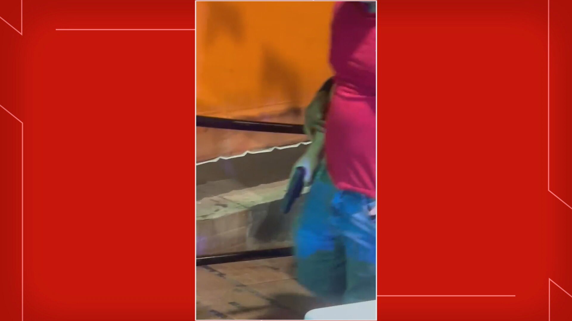 Policial saca arma em bar após confusão