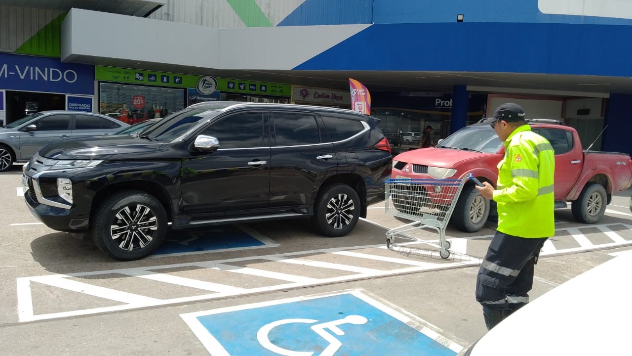 Mais de 50 motoristas são autuados por usar vagas de estacionamento especial em comércios de Manaus