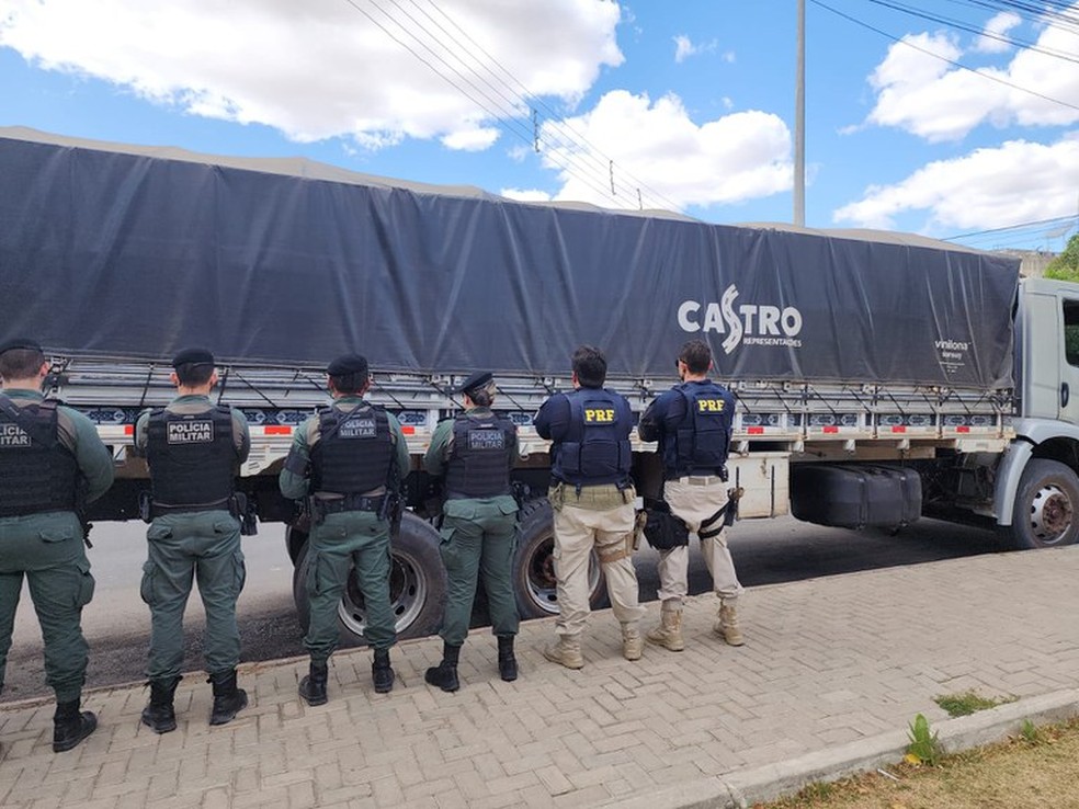 PRF e PMCE apreendem mais de 250 mil maços de cigarros contrabandeados no interior do Ceará — Foto: Divulgação