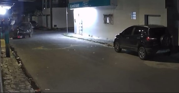Motociclista fica ferido após carro invadir via preferencial, na Grande João Pessoa; VÍDEO