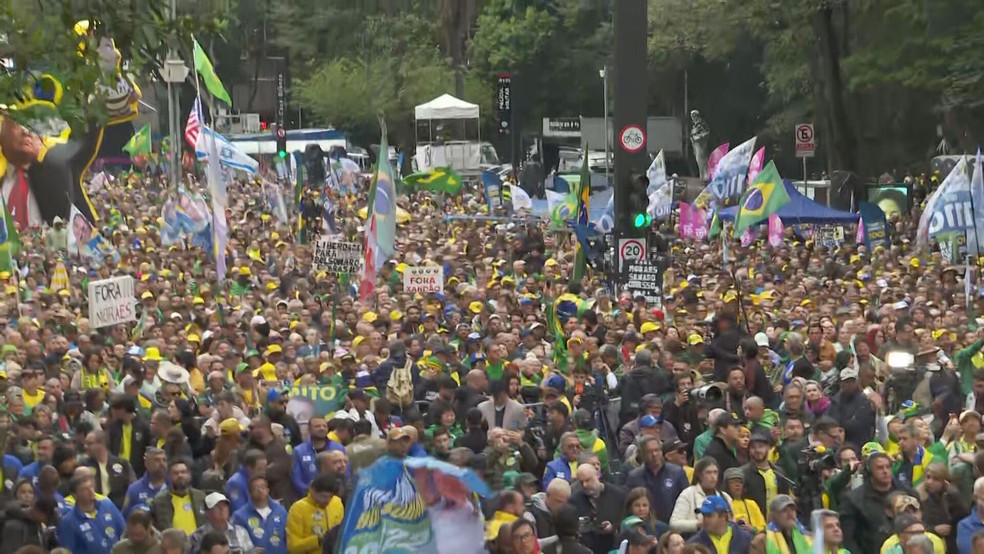 Apoiadores de Flávio Bolsonaro durante ato na Avenida Paulista nesta segunda-feira (7) — Foto: TV Globo