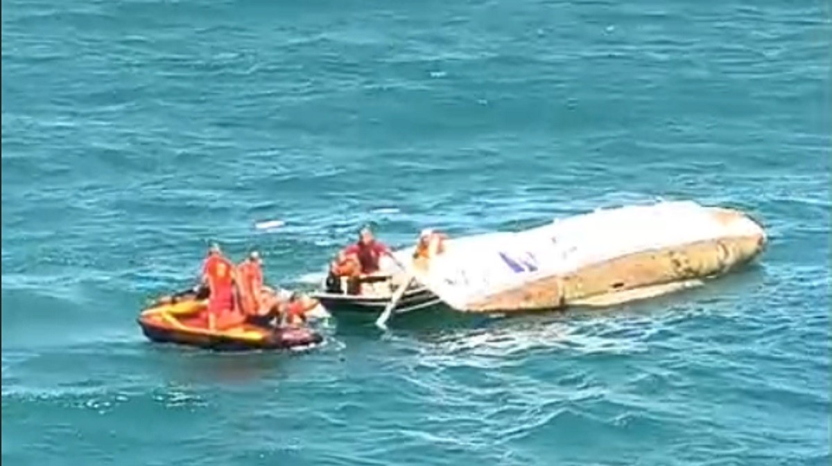 VÍDEO: pescadores são resgatados após barco naufragar na Praia do Sobral, em Maceió
