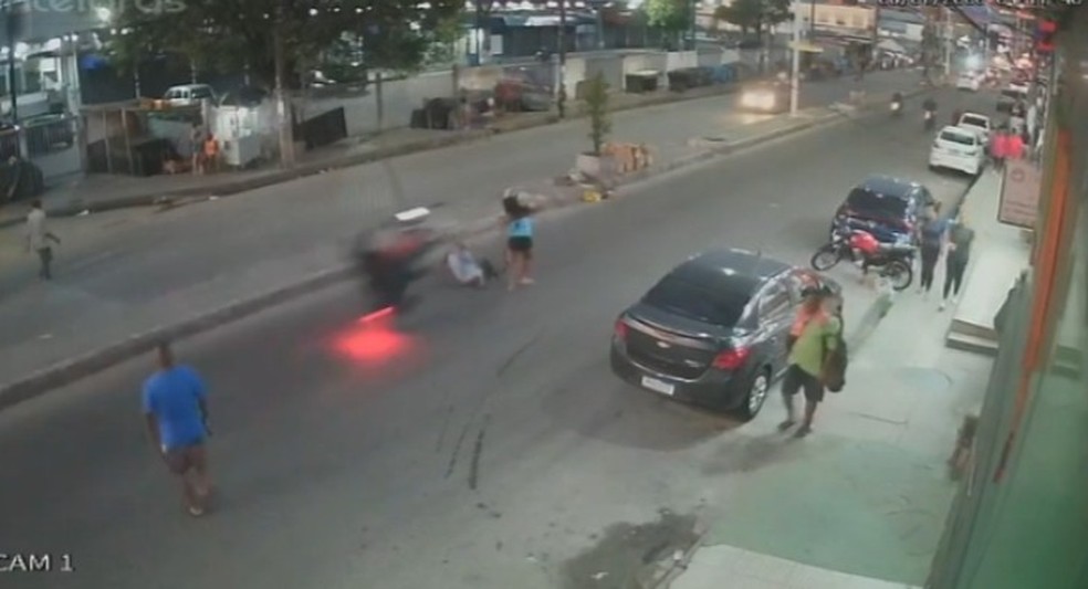 Homem 'empina' moto e atropela mulher que atravessava rua no subúrbio de Salvador — Foto: Reprodução/Redes Sociais