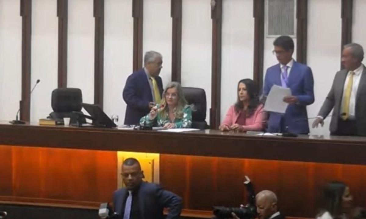 Alba aprova abono salarial para professores que não seriam contemplados por precatório; repasse total é de R$ 1,7 bilhão 