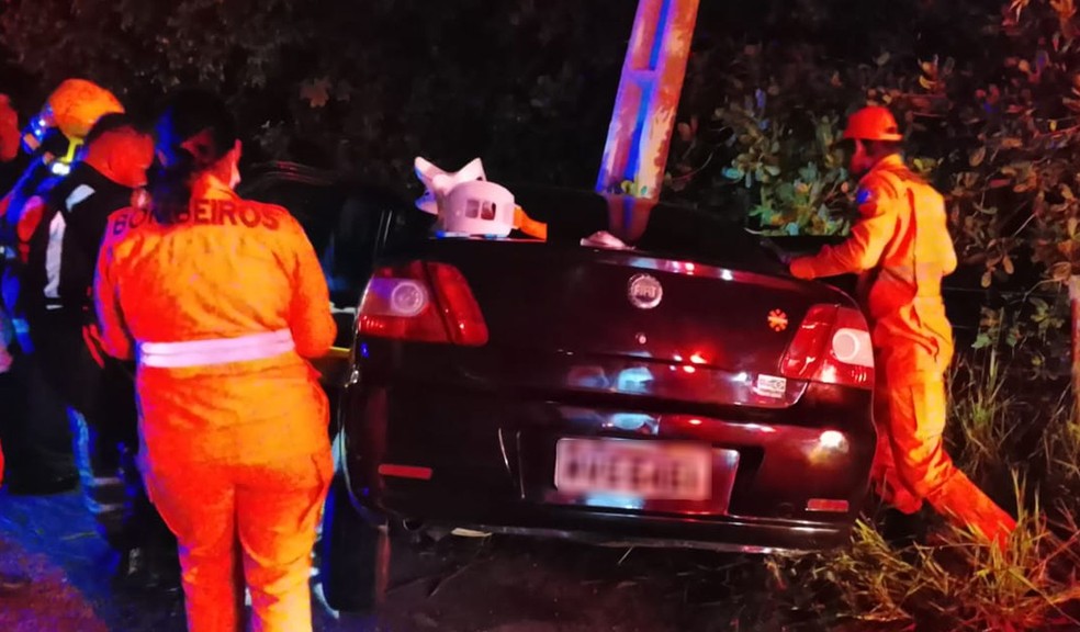 Bombeiros atuam no resgate às vítimas de acidente na SE-100, na Barra dos Coqueiros. — Foto: CBMSE