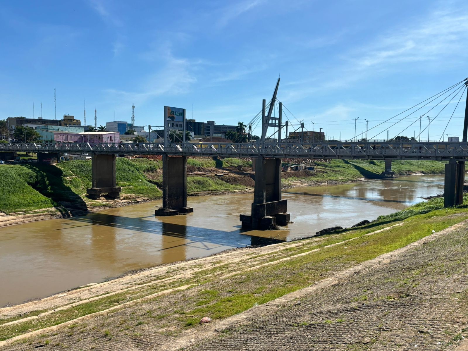 Em meio à falta de chuvas, Rio Acre fica abaixo dos 2 metros pela primeira vez em 2025 na capital