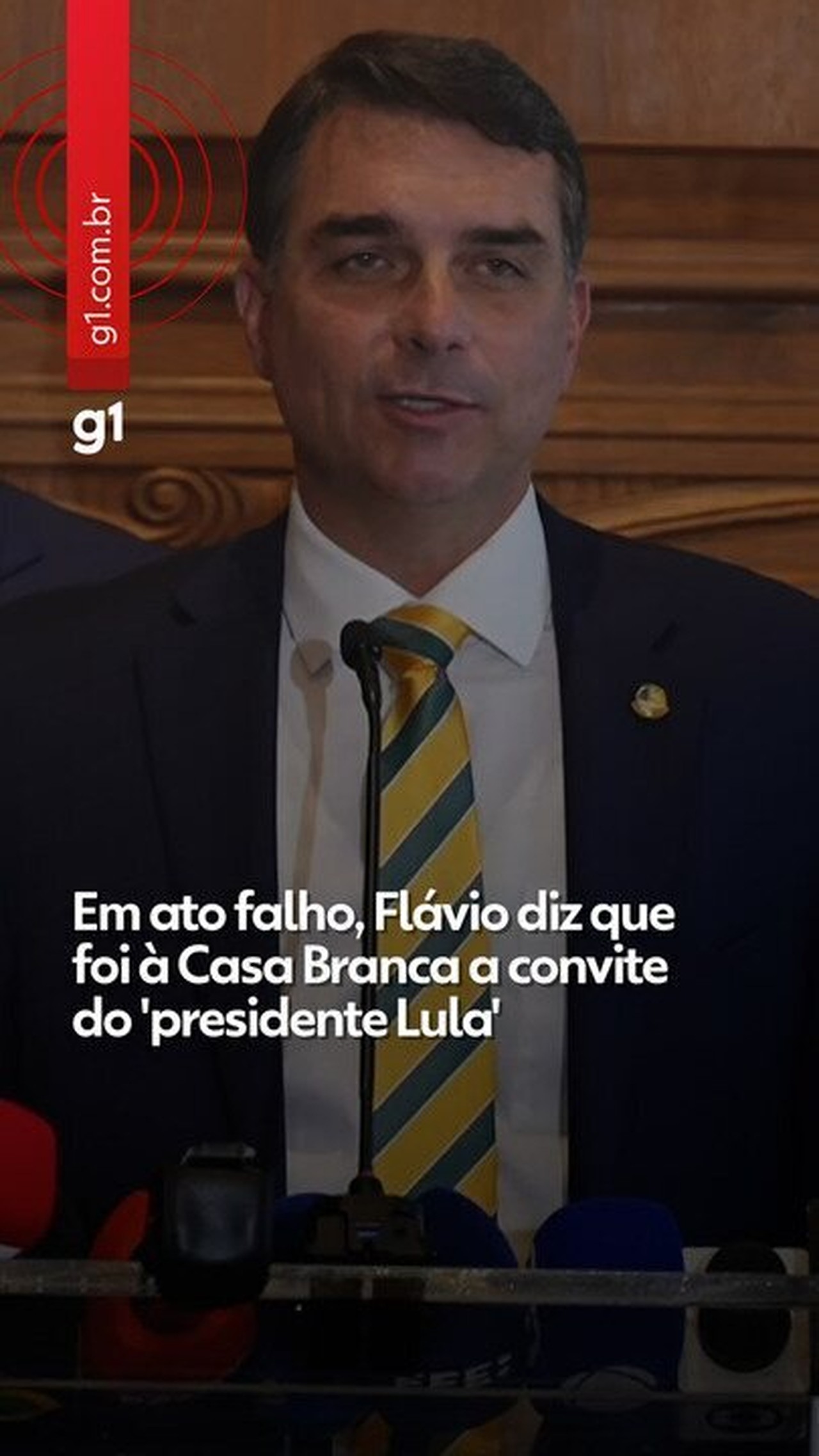 Em ato falho, Flávio diz que foi à Casa Branca a convite do 'presidente Lula' e se corrige em seguida; VÍDEO