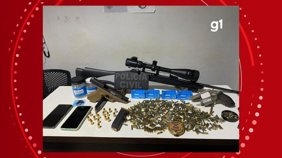 Nas proximidades também foi encontrado um revólver calibre 357, que teria sido jogado pelos suspeitos durante a perseguição. — Foto: Reprodução