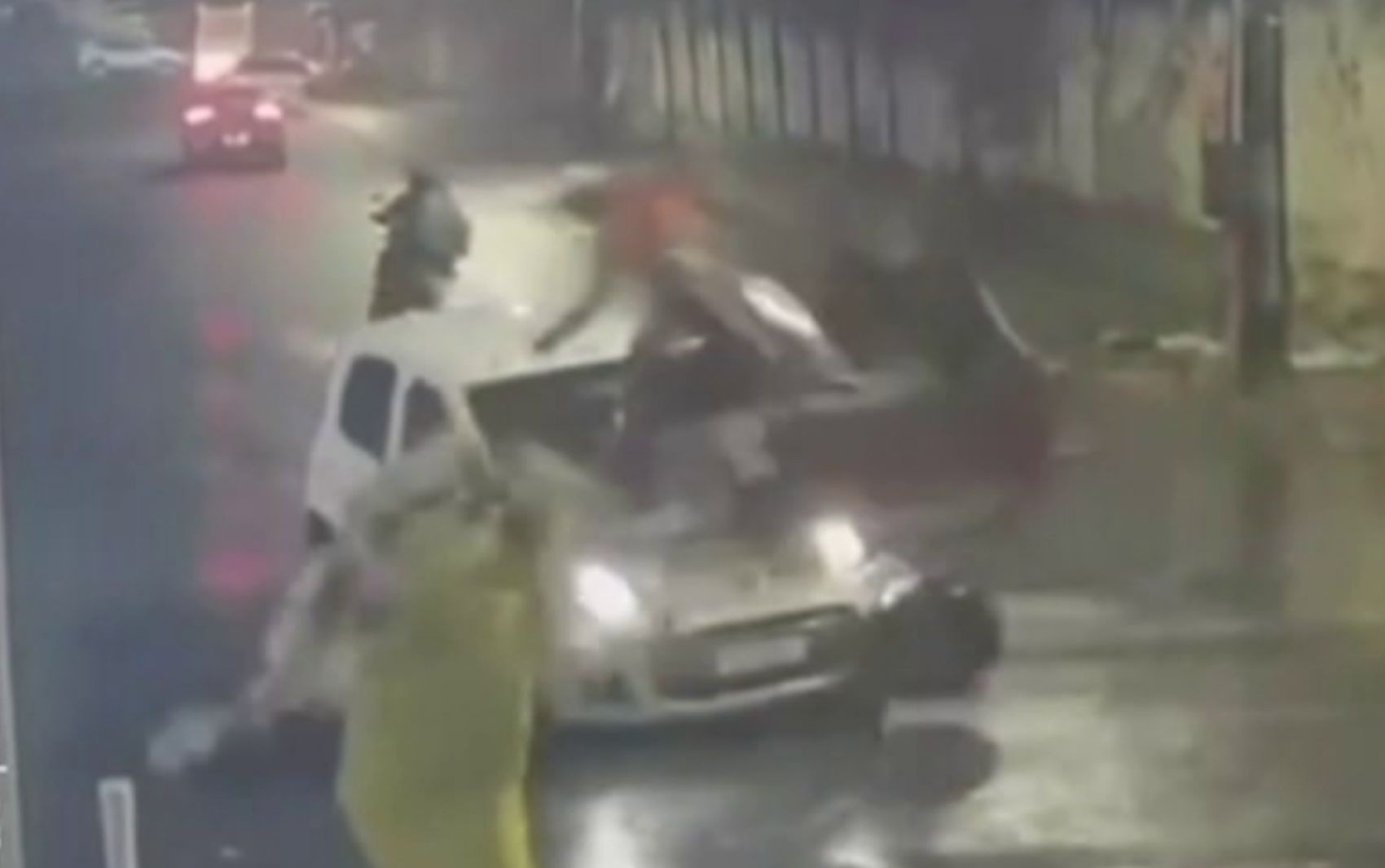 VÍDEO: homem é arremessado de carroça após batida com carro 