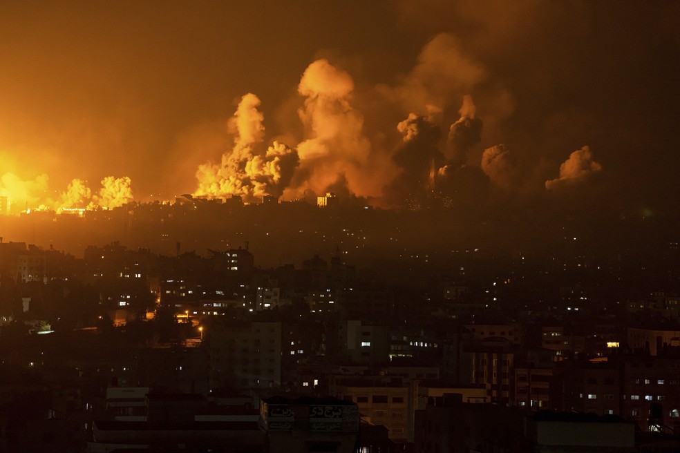 Foguetes são disparados a partir da Faixa de Gaza, domingo, 8 de outubro de 2023 — Foto: AP Photo/Fatima Shbair