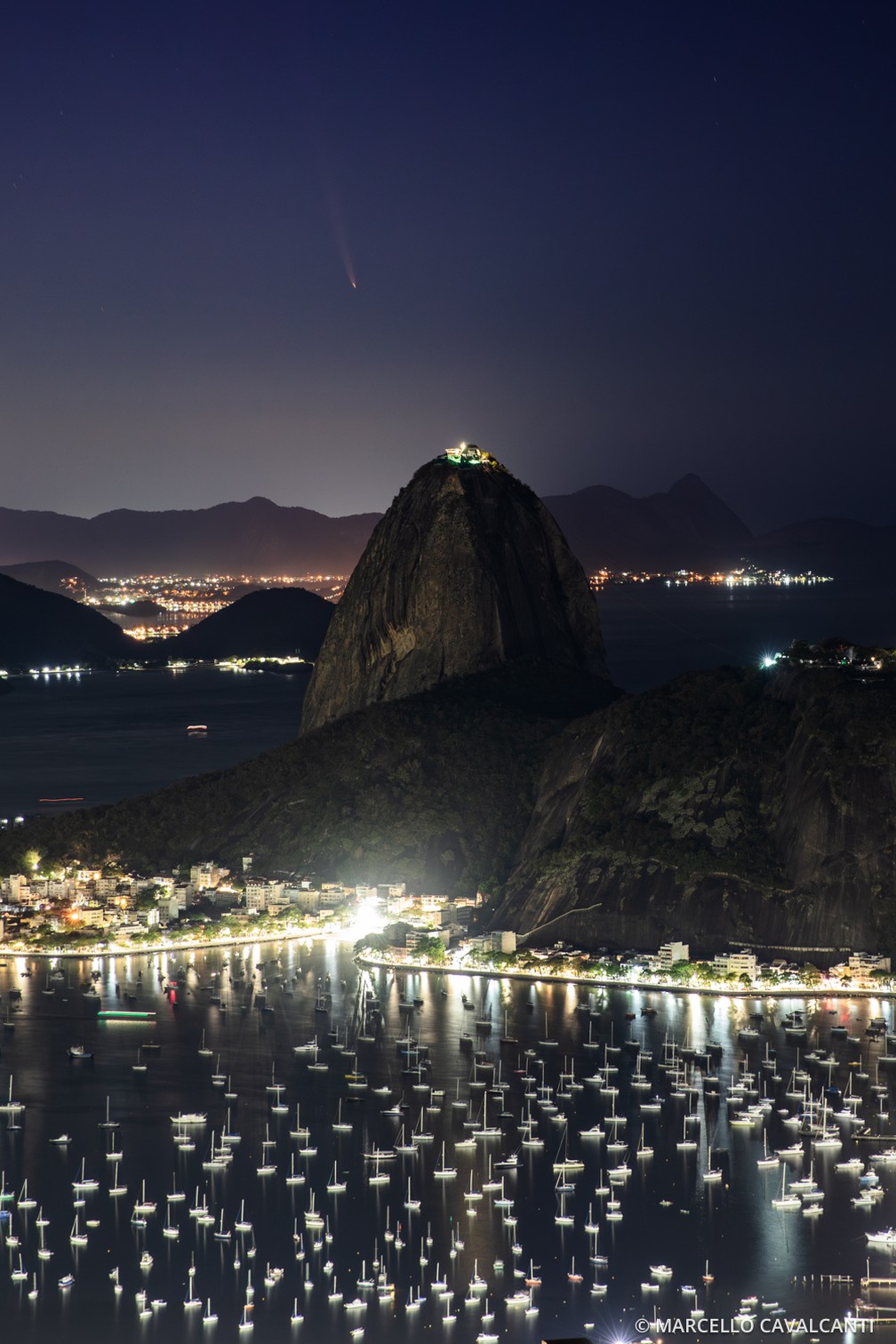 'Cometa do Século' indo 'na direção' do Pão de Açúcar — Foto: Marcello Cavalcanti