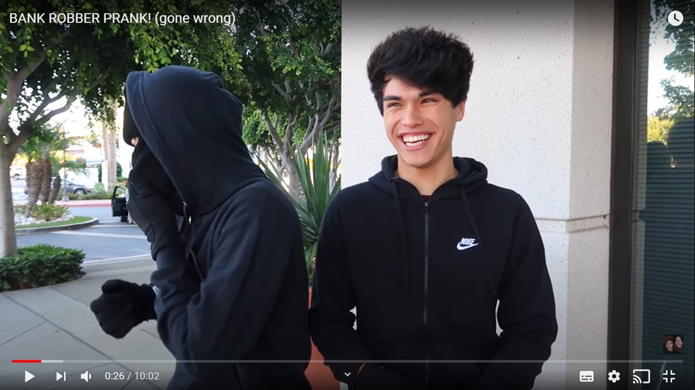 Youtubers Alan e Alex Stokes em vídeo em que 'trollam' pessoas fingindo serem ladrões — Foto: Reprodução