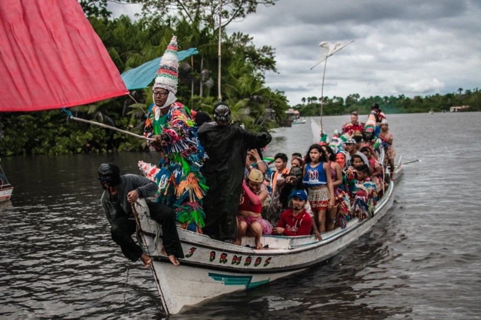 Brincantes fantasiados vêm navegando em embarcações de médio e grande porte  para a folia — Foto: Luan Rodrigues