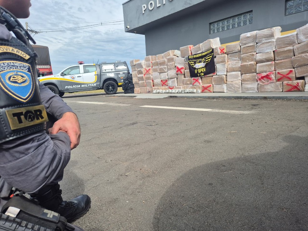 1 de 2
Pol&iacute;cia Rodovi&aacute;ria apreende mais de 3 toneladas de maconha escondidas em carreta na Castello Branco em Itatinga &mdash; Foto: Divulga&ccedil;&atilde;o