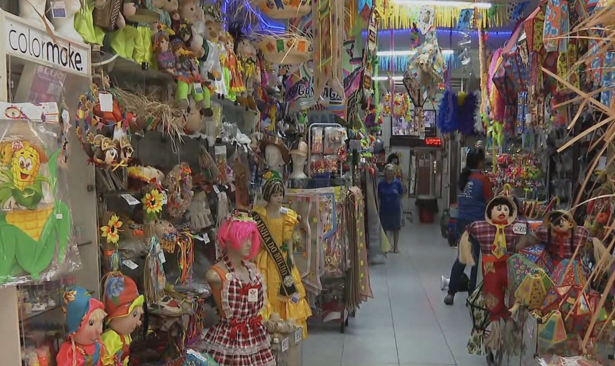 São João aquece comércio de rua no Recife e atrai clientes em busca de produtos temáticos
