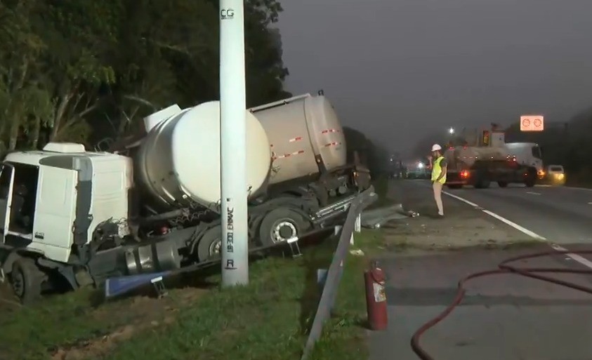 Caminhão-tanque carregado com solvente sai da pista e BR-277 fica bloqueada, no Paraná