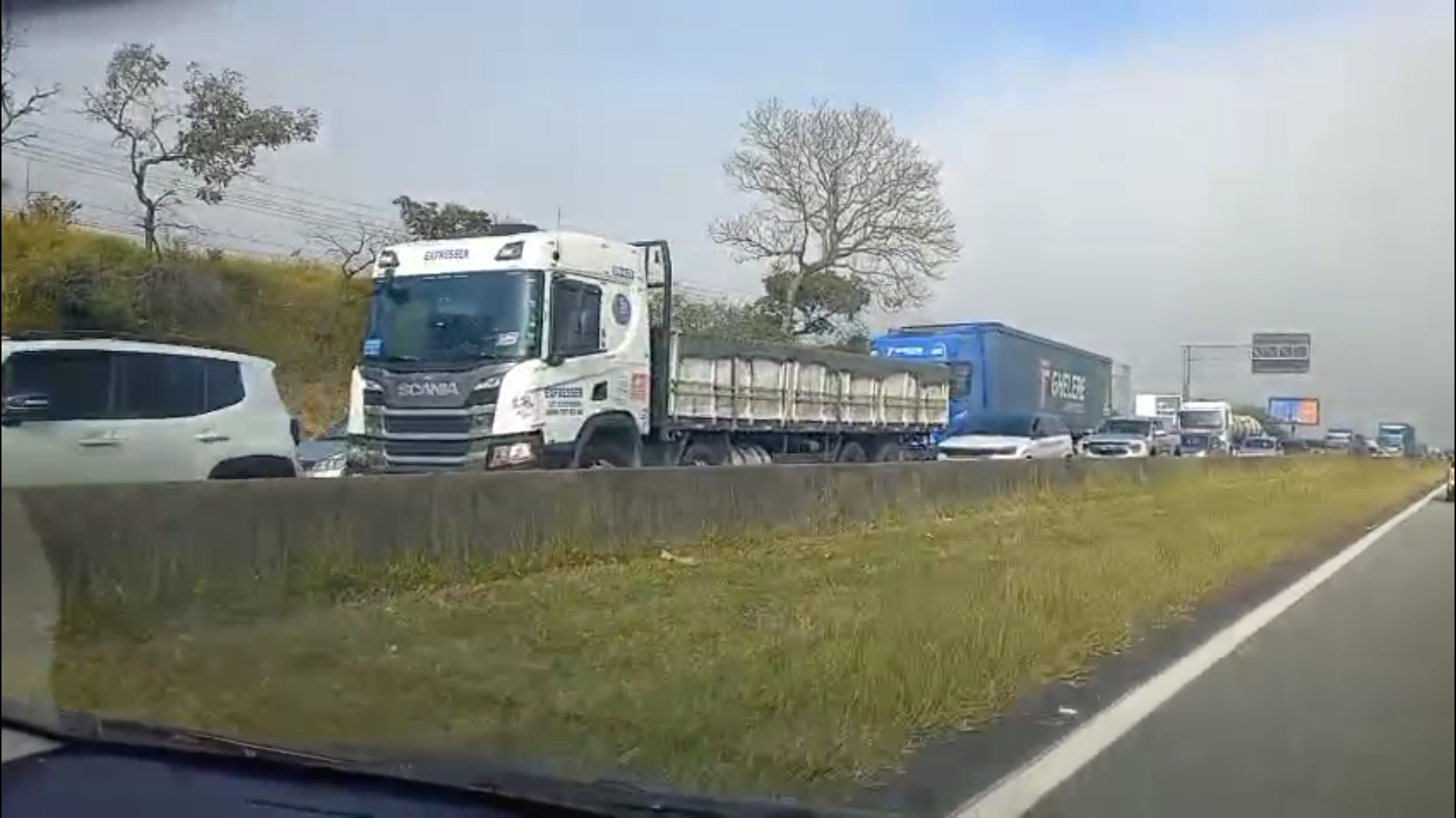 Acidente com carros e caminhões na Dutra em Taubaté deixa uma pessoa ferida e causa congestionamento de 10 km
