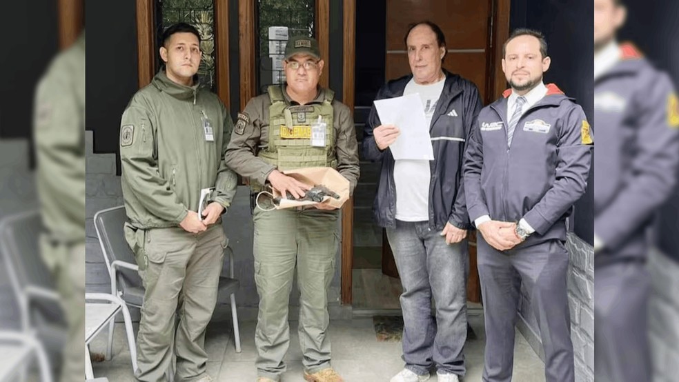 Polícia paraguaia esteve na casa de Luciano Pampado Casquel, que estava acompanhado de seu advogado, e apreendeu armas. — Foto: Reprodução