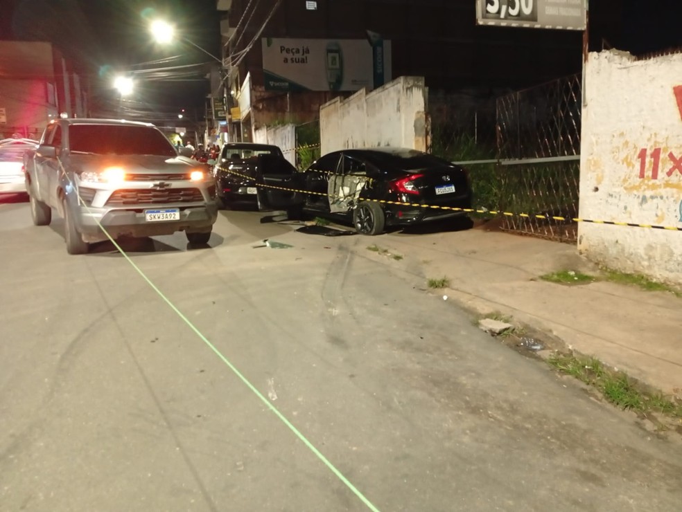 Carro roubado foi danificado após tentativa de assalto a carro-forte, em Campina Grande — Foto: Carol Santos