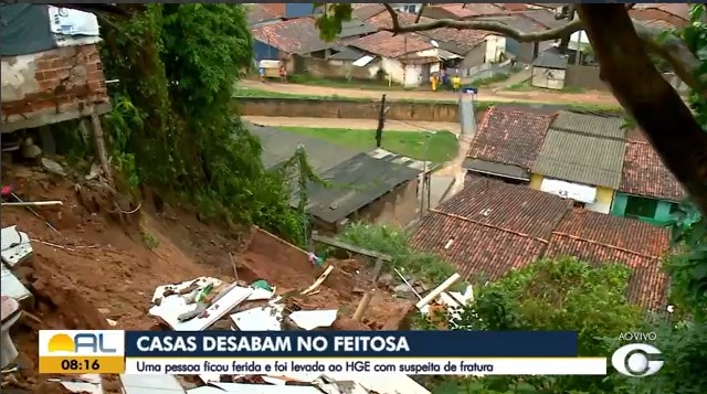 Adolescente é atingido por barreira que deslizou e atingiu três casas no Feitosa, em Maceió