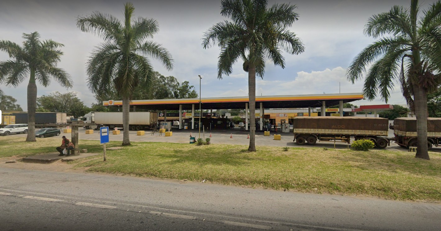 Detentos do semiaberto saem de ônibus de presídio durante parada em posto de gasolina e levam mercadorias de caminhoneiros