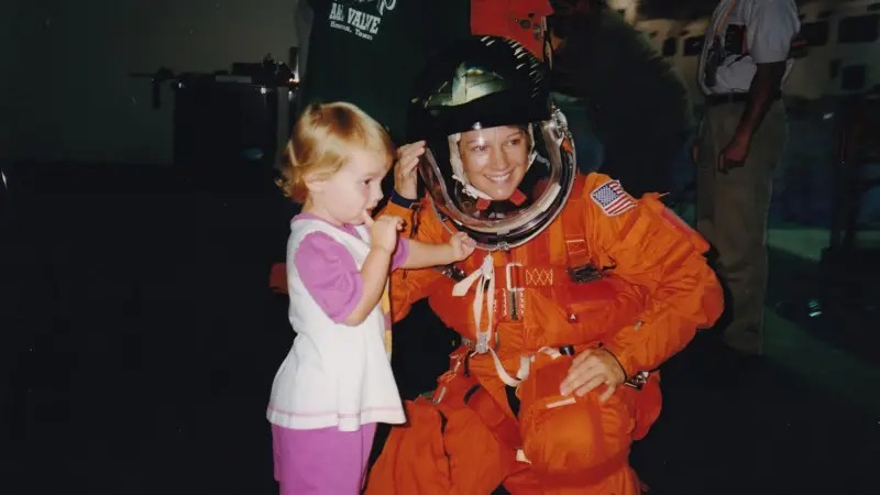 'É mais difícil criar uma criança do que comandar ônibus espacial', diz pioneira da Nasa à BBC