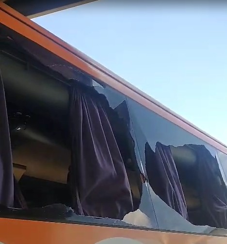 Ônibus fretado da Gol com funcionários da empresa é depredado na Av. 23 de Maio, em trajeto entre aeroportos de SP