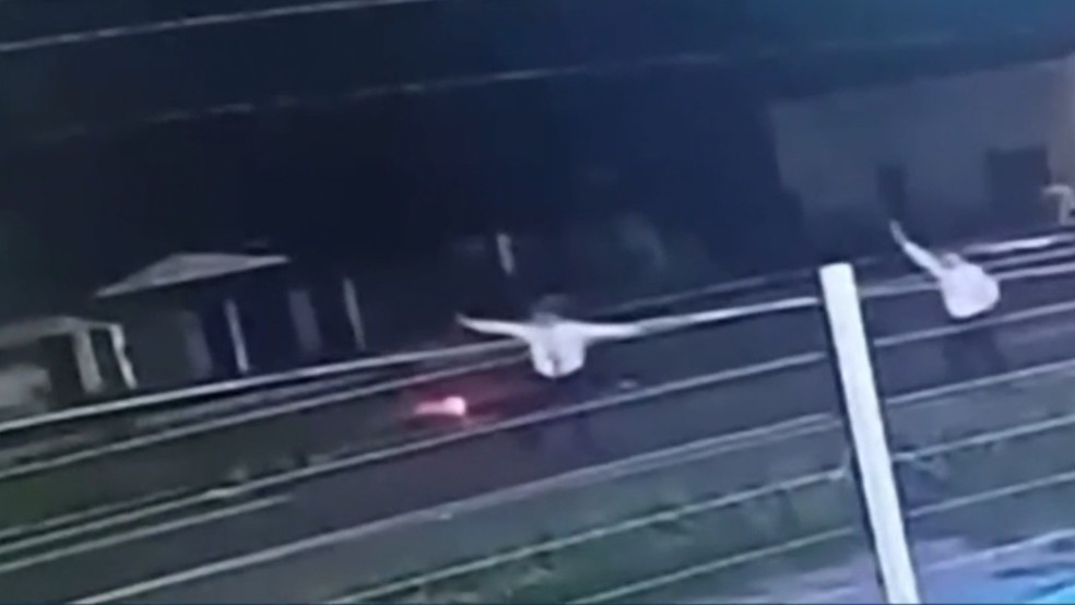 Trabalhadores acenaram para tentar impedir que policial caído em pista fosse atropelado — Foto: Reprodução