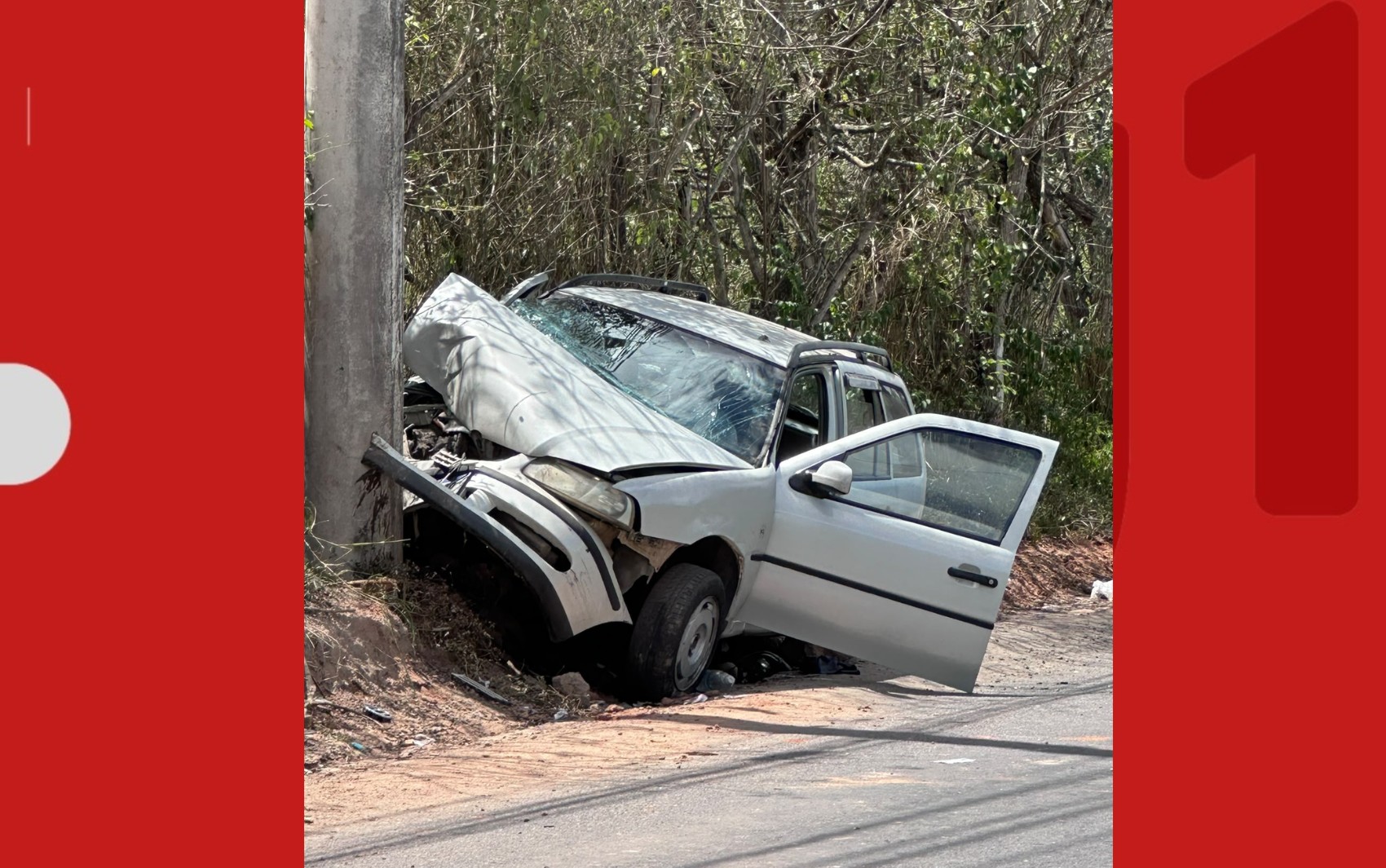 Mulher morre e duas crianças ficam feridas após carro bater em poste em Feira de Santana