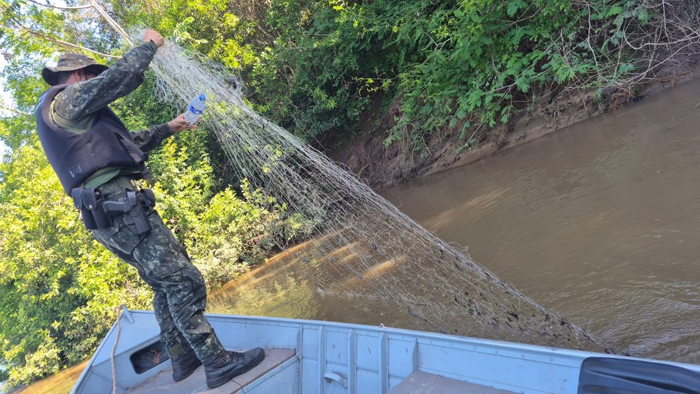 Polícia apreende itens de pesca proibidos e adverte pescadores durante pré-piracema na região de Presidente Prudente (SP) — Foto: Reprodução/Polícia Ambiental
