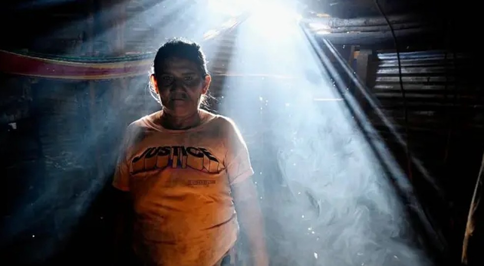 'Às vezes, me ponho a chorar. Às vezes comemos, às vezes não", lamenta Lidia Ochoa. — Foto: AFP via Getty Images/BBC