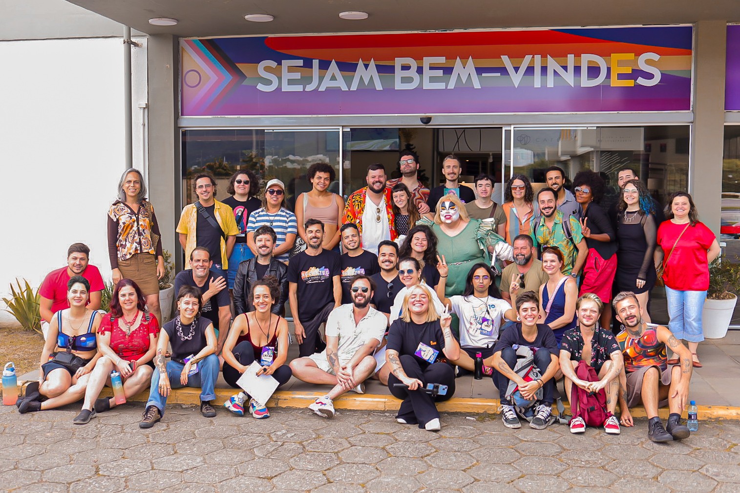 Faixa 'Sejam Bem-Vindes' é recolocada para festival de cinema LGBTQI+ em Florianópolis após decisão judicial