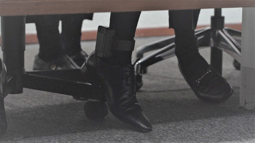 Detalhe da tornozeleira do ex-ministro Anderson Torres durante depoimento da CPI dos Atos Golpistas, em 8 de agosto. — Foto: Diogo André/ TV Globo