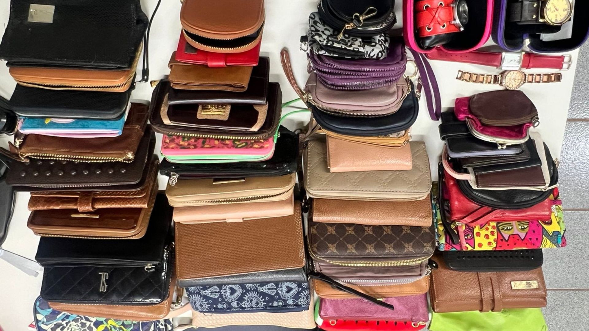 Após prender família 'pickpocket' de Uberlândia em Juiz de Fora, polícia apreende dezenas de carteiras e porta-moedas