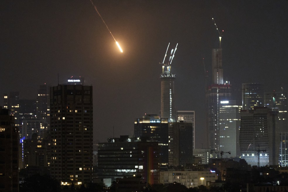 Disparo em direção a Tel Aviv, em Israel, na madrugada de 14 de junho de 2025 — Foto: AP/Leo Correa