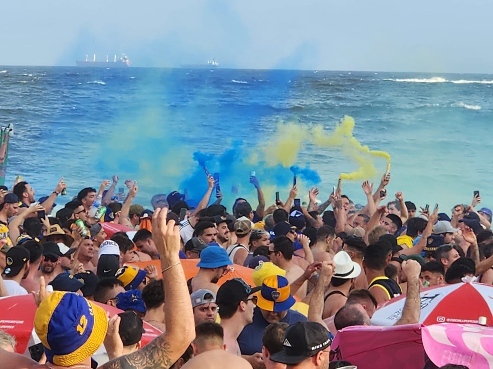 Torcida do Boca festeja em Copacabana — Foto: Raoni Alves/g1