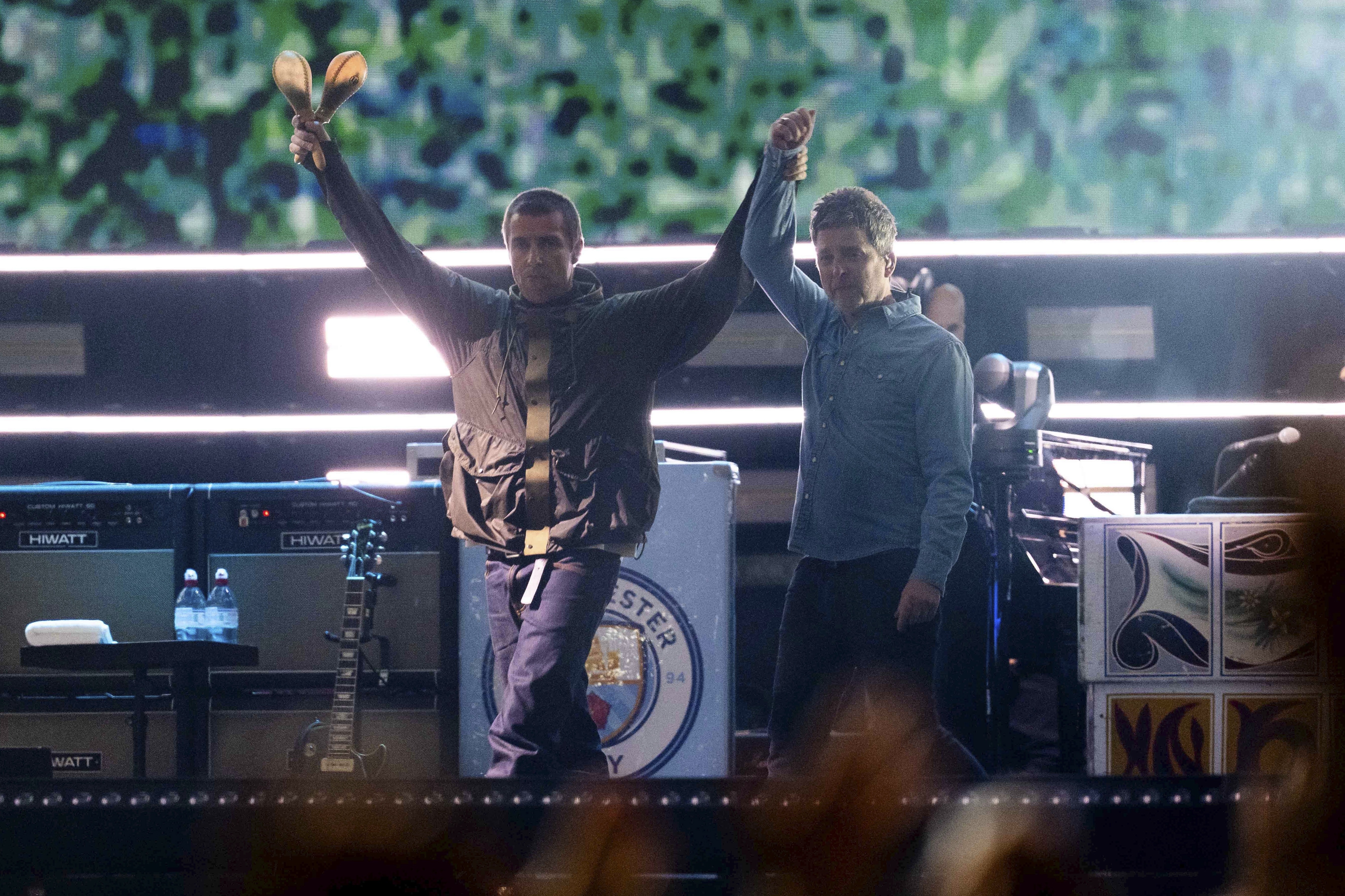 Oasis volta ao palco e emociona fãs em Cardiff com sucessos, abraço e homenagem a Diogo Jota