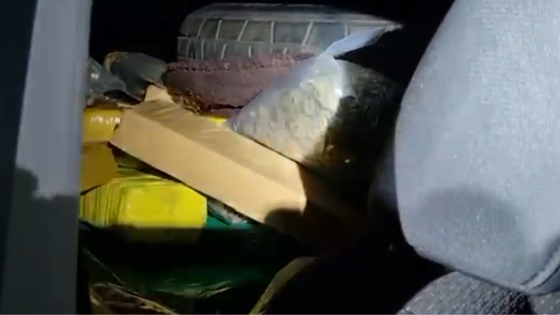 Perseguição de 40 km entre motorista em carro roubado e polícia termina com a apreensão de 800 kg de maconha 