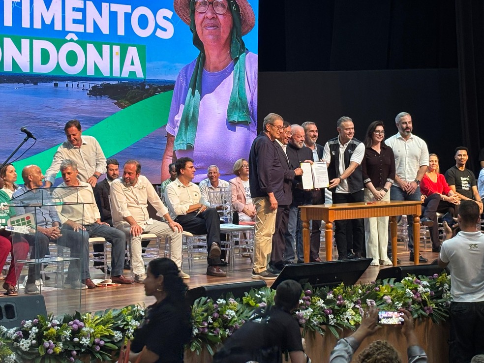 Comitiva presidencial durante visita a Porto Velho — Foto: Mateus Santos/g1