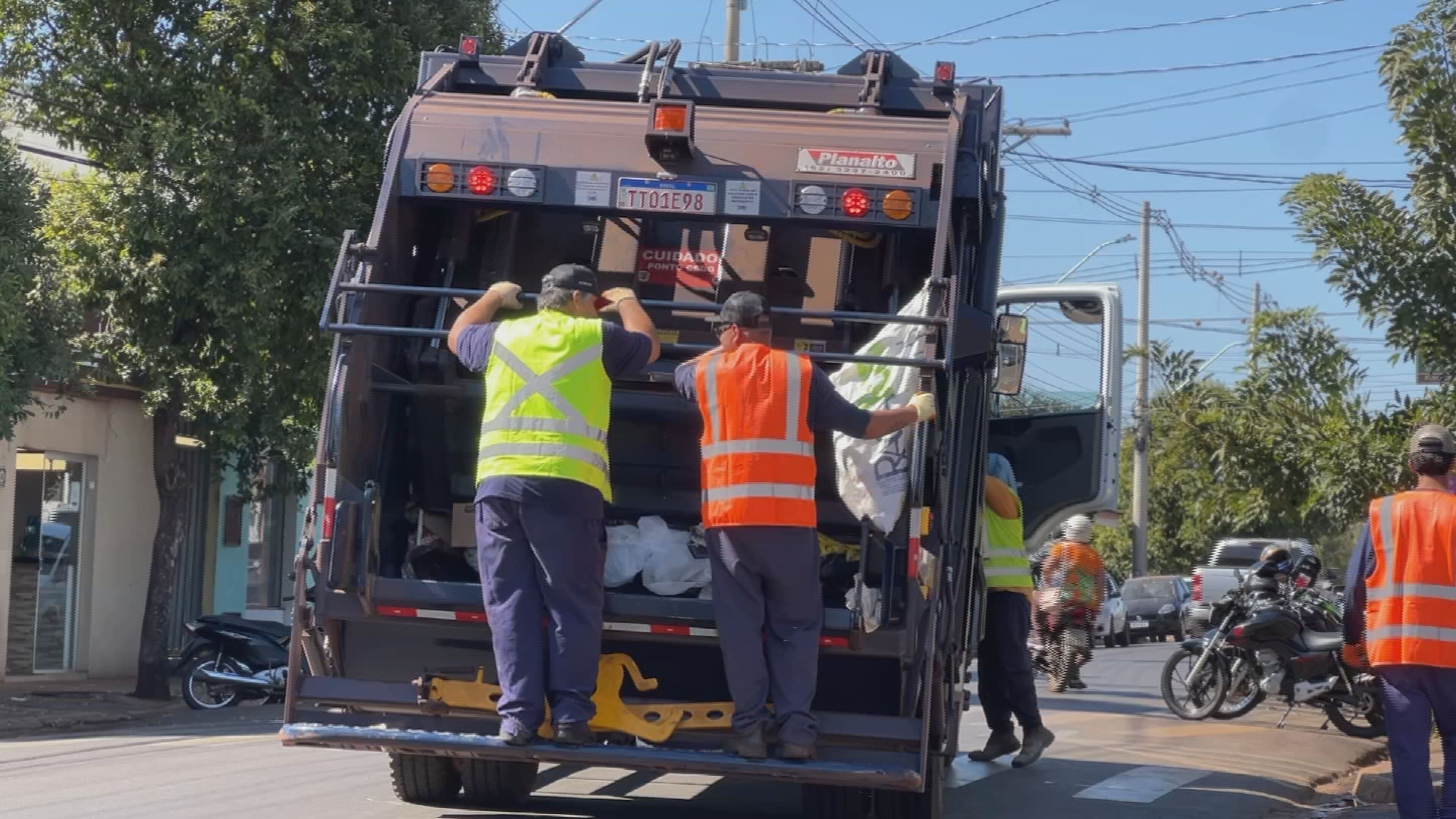 Coleta emergencial de lixo começa nesta segunda-feira em Santa Cruz do Rio Pardo; veja a programação