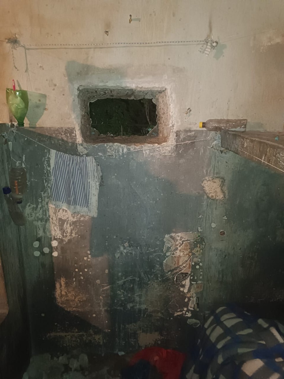 Buraco feito na cela — Foto: Divulgação