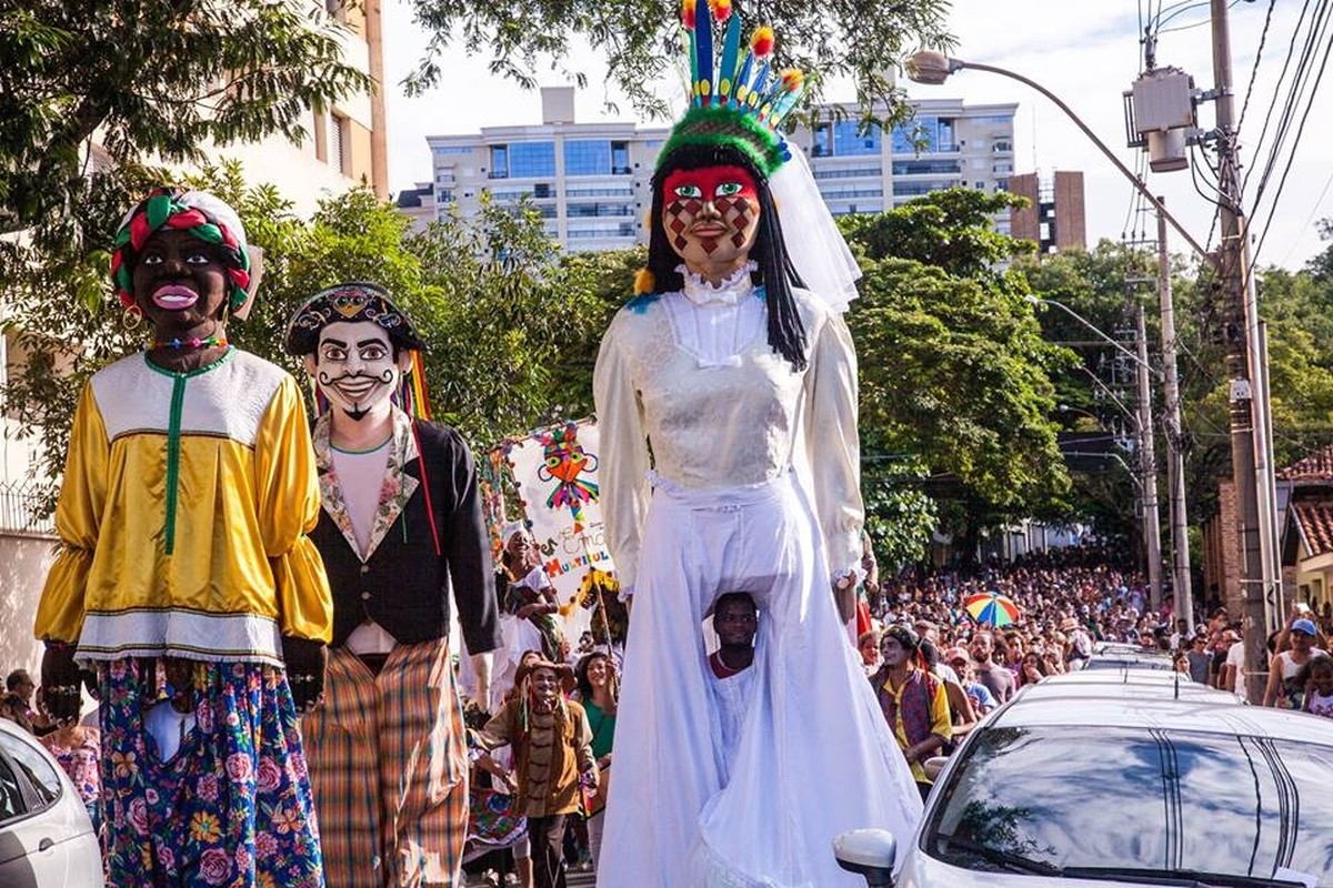 Bonecos gigantes, nova versão de mascote e ritmos afrobrasileiros ...